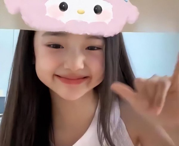 富源优配 朱珠女儿王珠宝4岁了！神态都和妈妈一模一样啊，基因太强大了